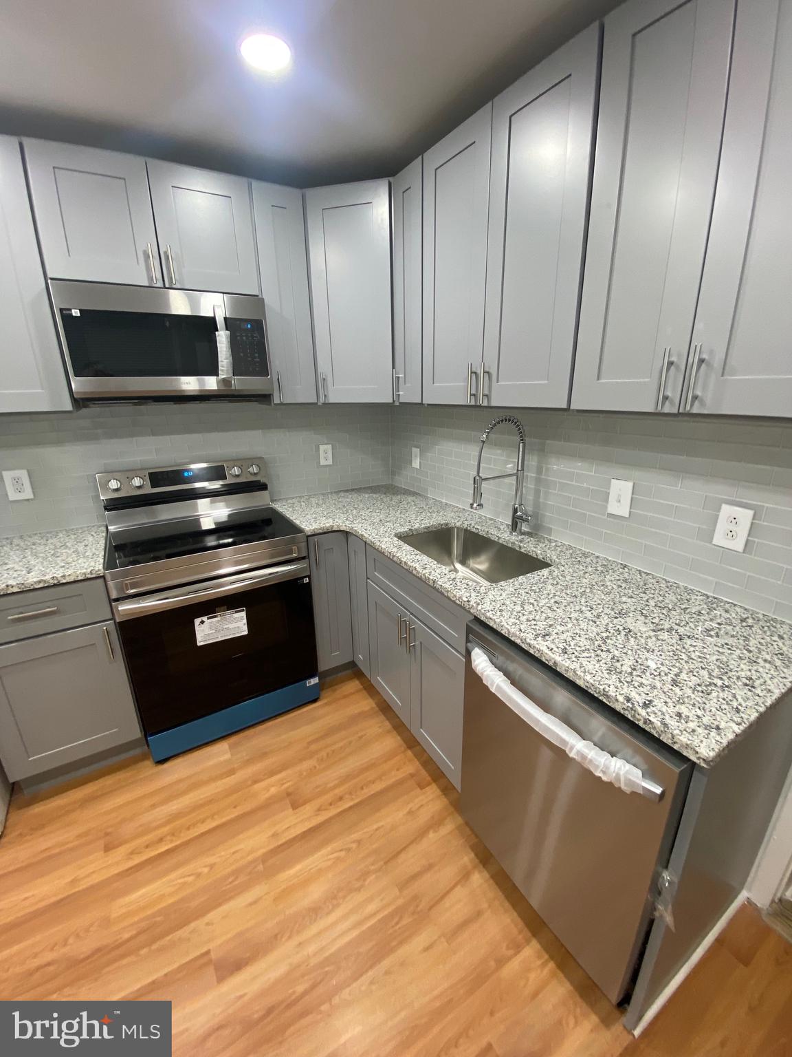 PORT RICHMOND - Residential Lease