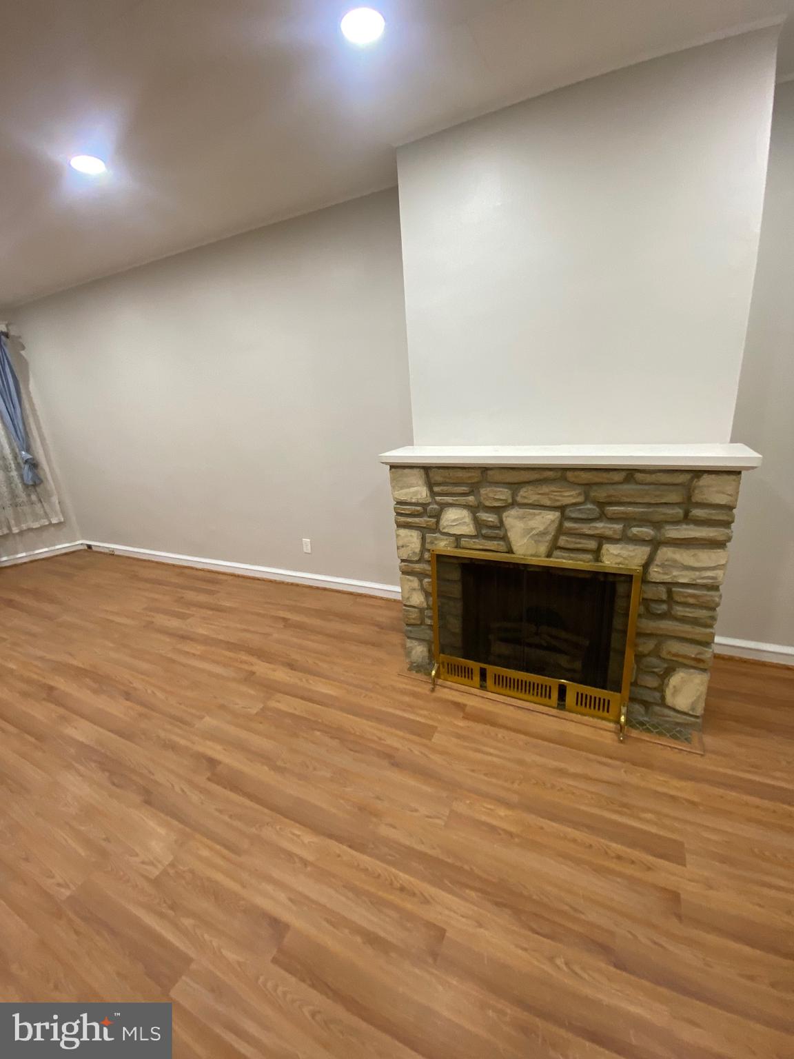 PORT RICHMOND - Residential Lease