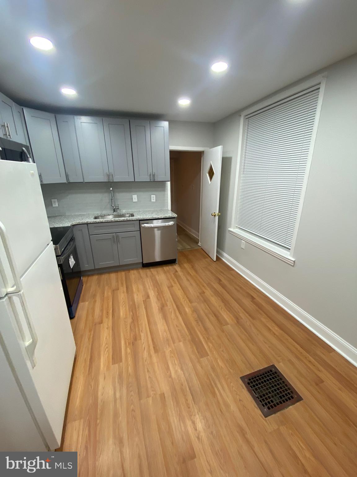 PORT RICHMOND - Residential Lease