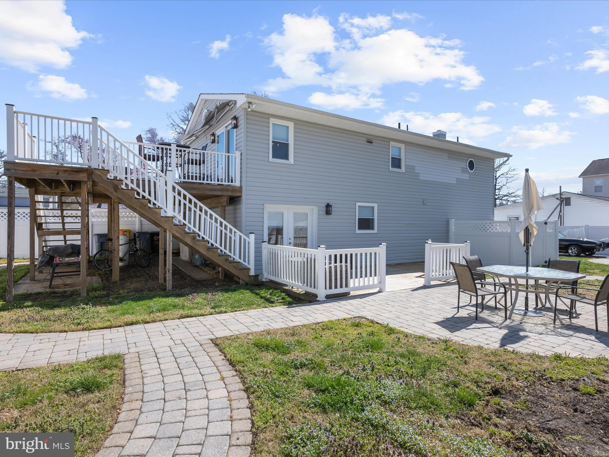 WOODLAND BEACH - Residential