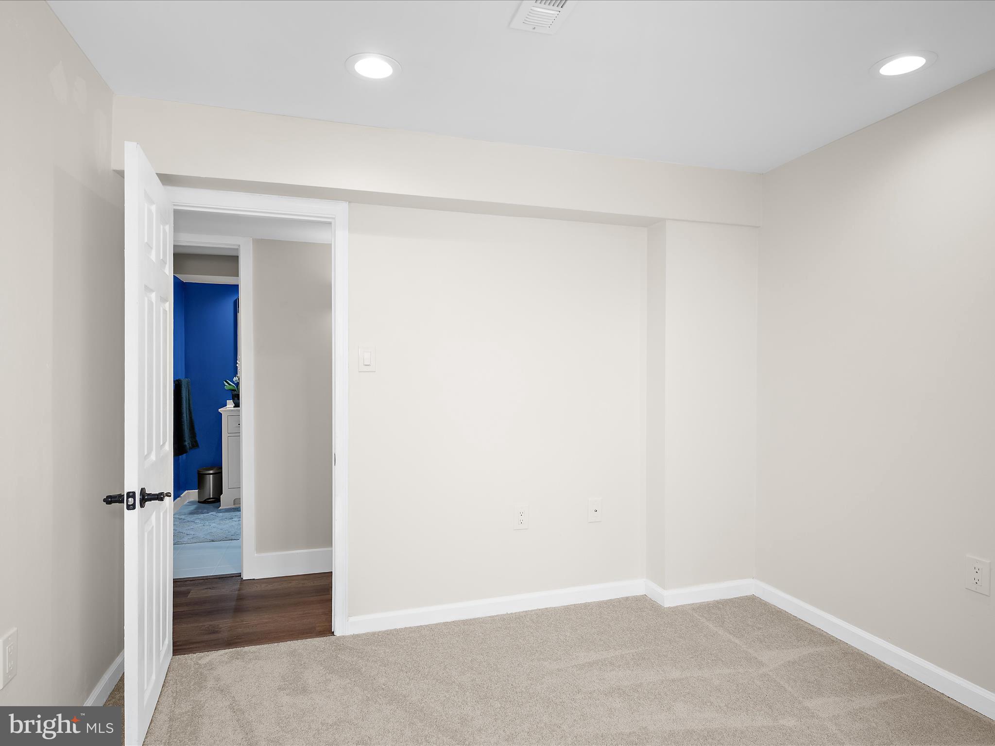 WOODLAND BEACH - Residential