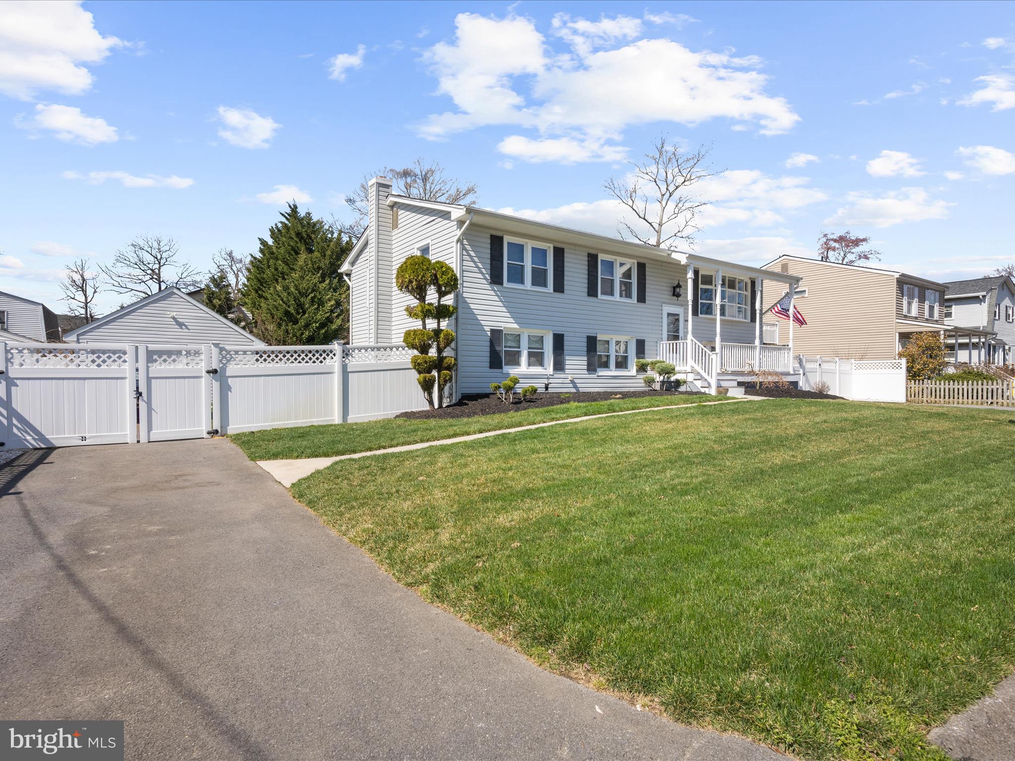 WOODLAND BEACH - Residential