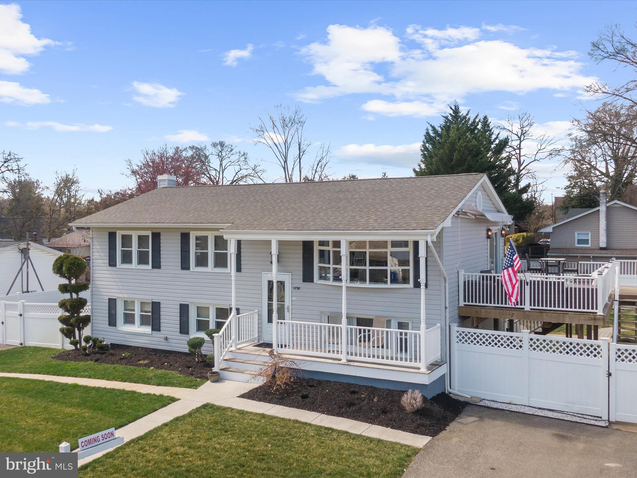 WOODLAND BEACH - Residential