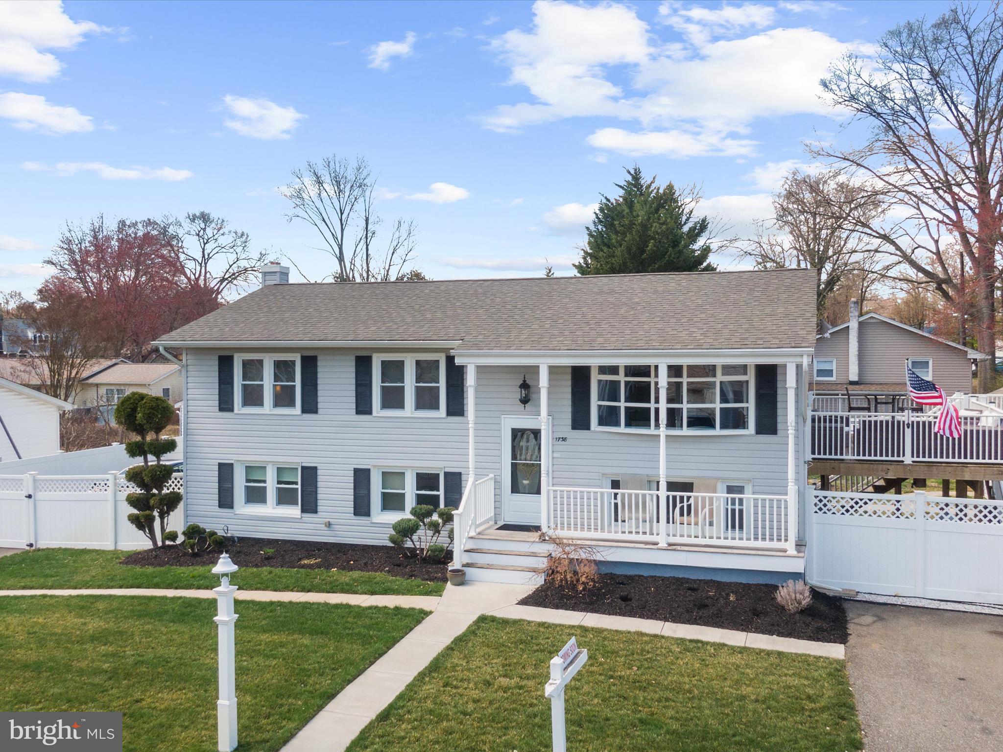 WOODLAND BEACH - Residential