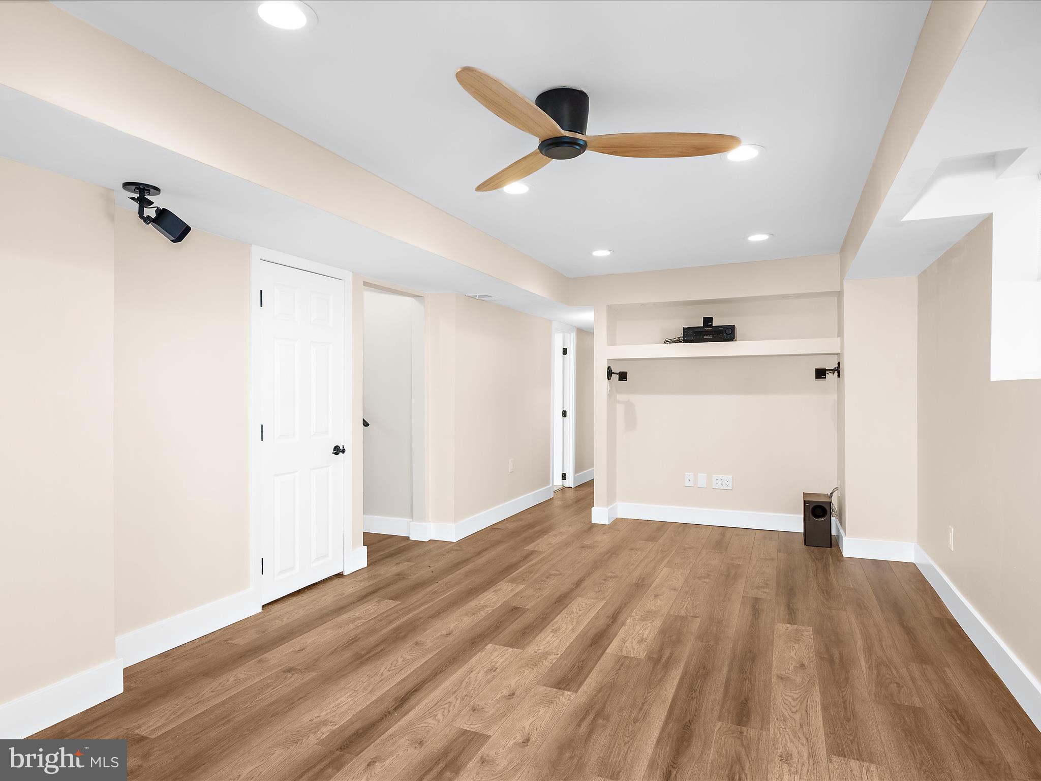 WOODLAND BEACH - Residential