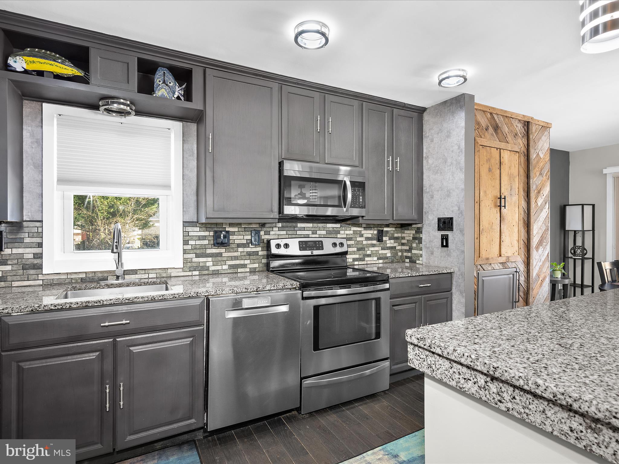 WOODLAND BEACH - Residential