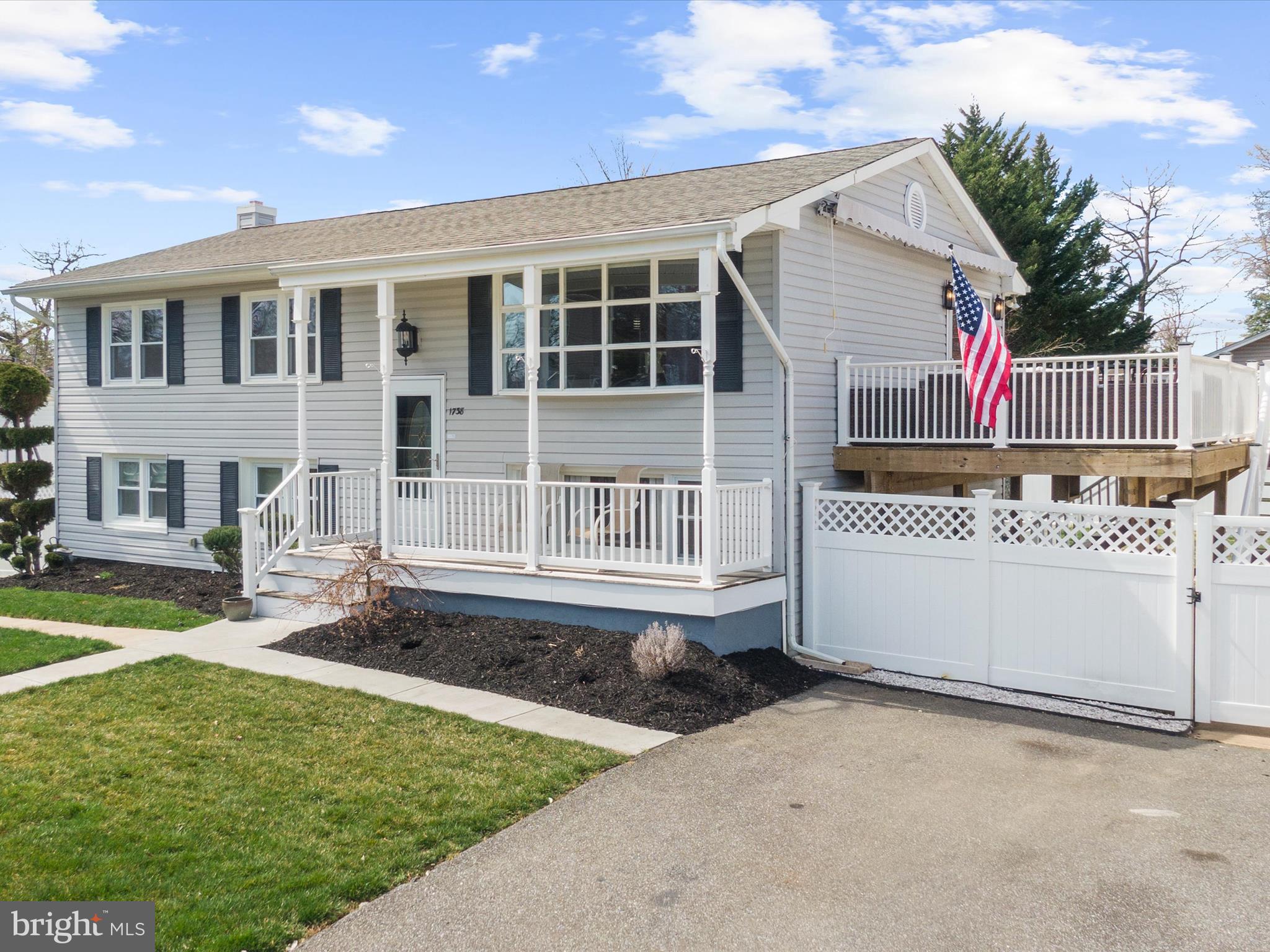 WOODLAND BEACH - Residential