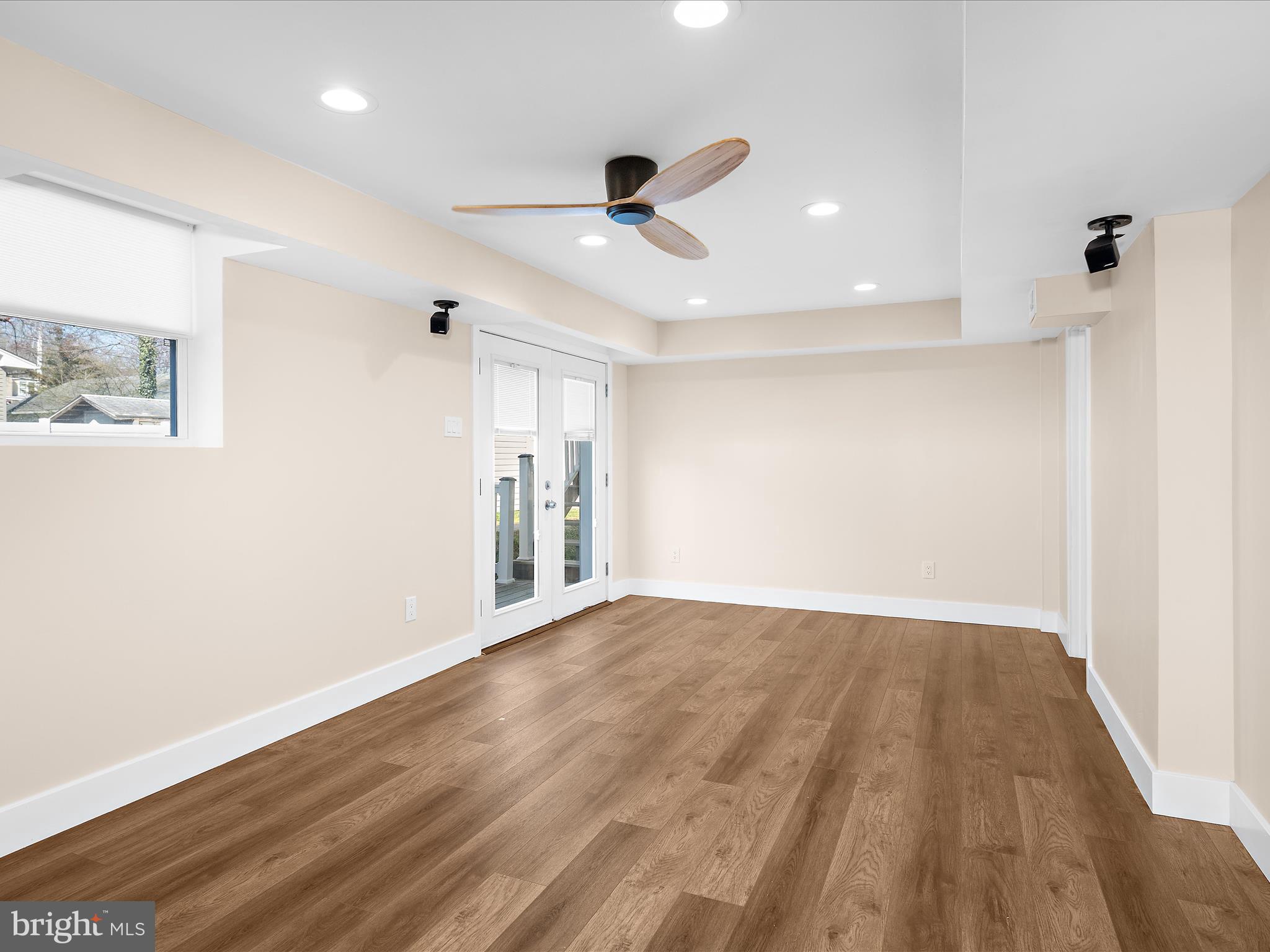 WOODLAND BEACH - Residential