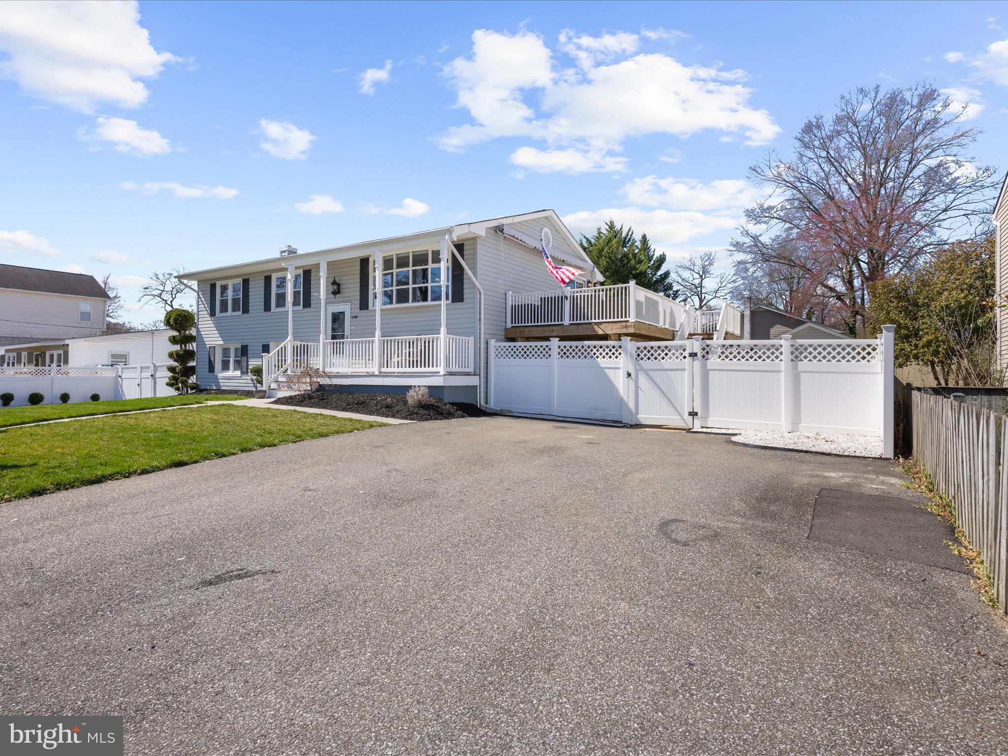 WOODLAND BEACH - Residential