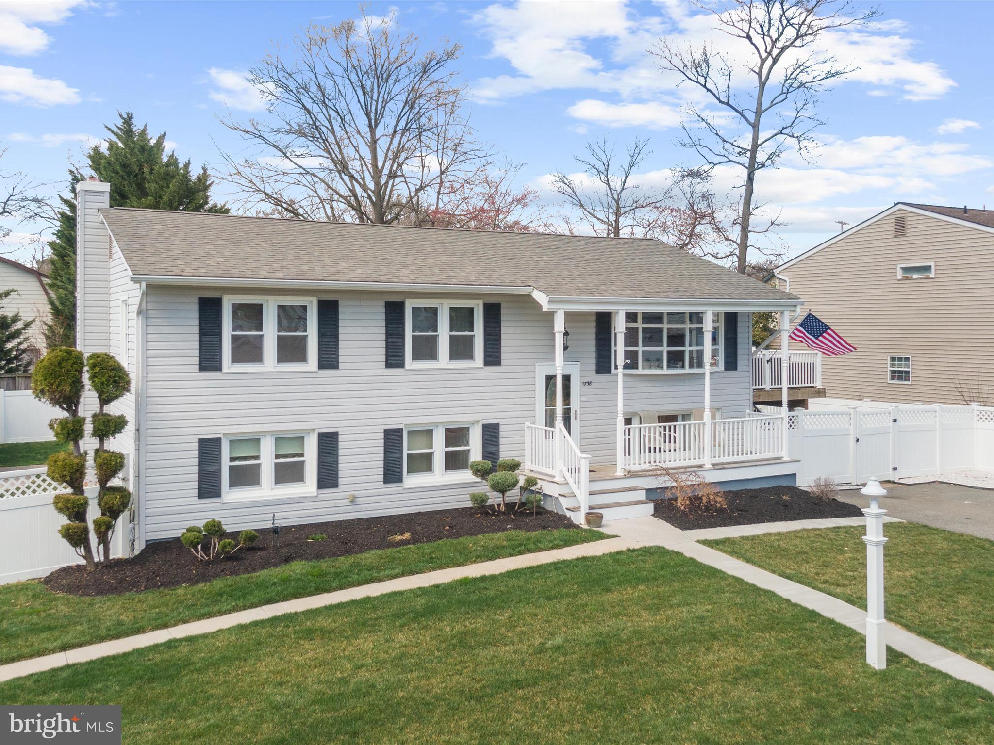 WOODLAND BEACH - Residential