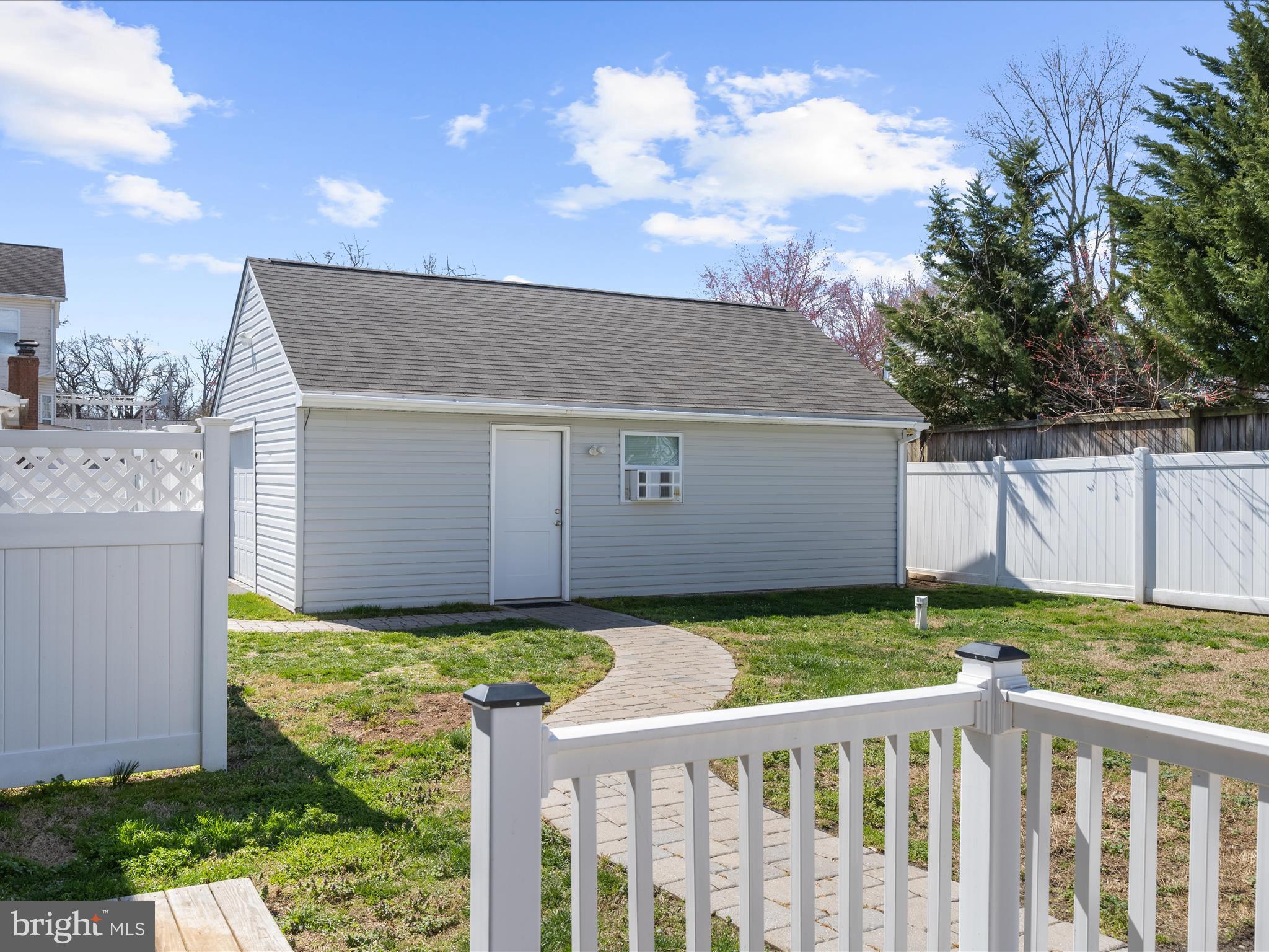 WOODLAND BEACH - Residential