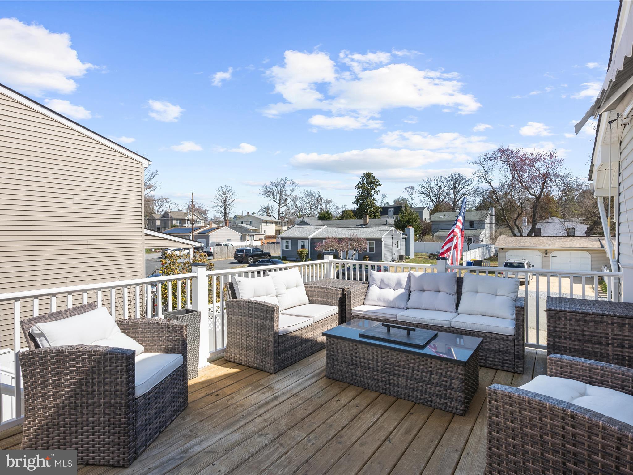 WOODLAND BEACH - Residential