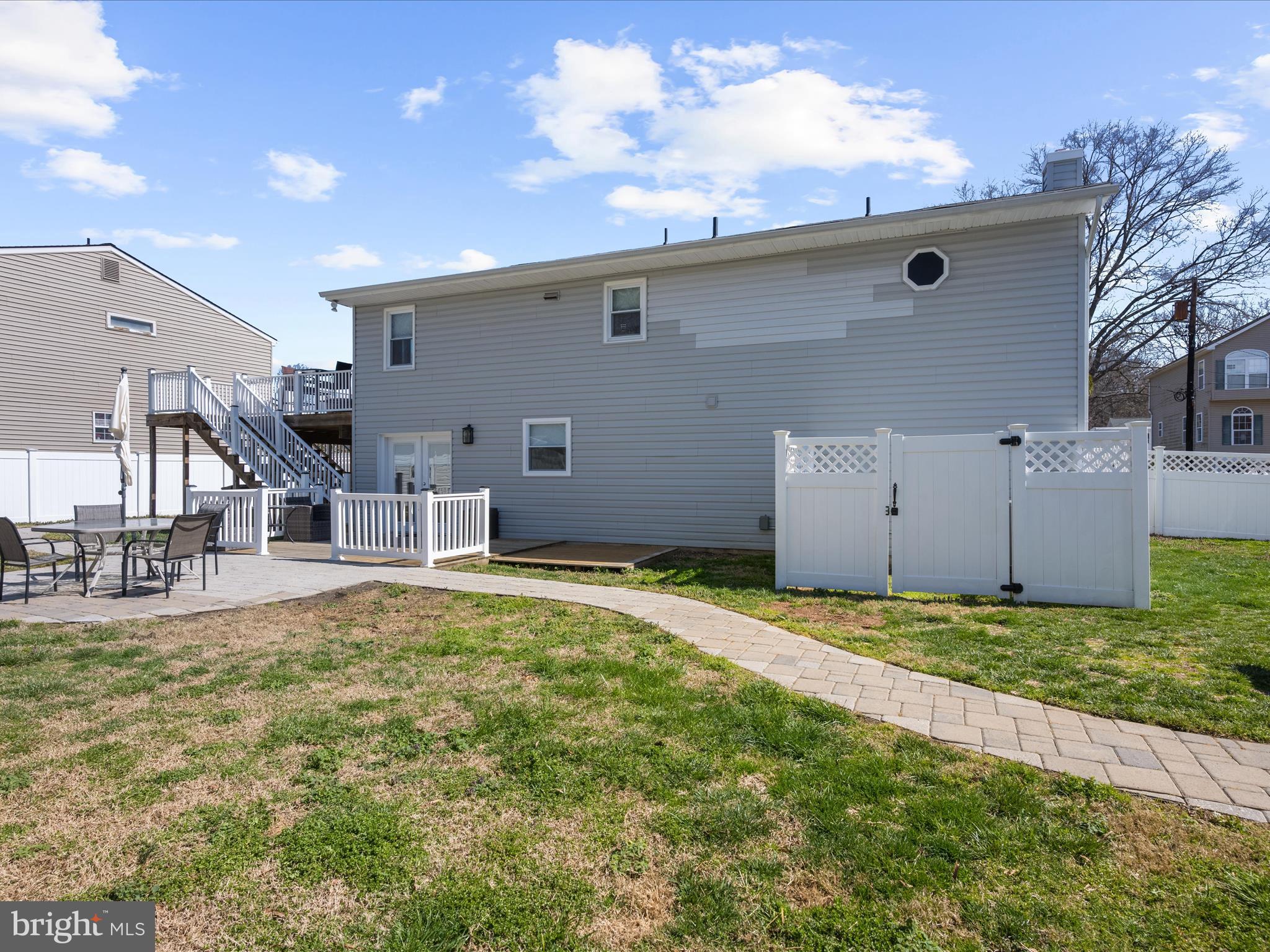 WOODLAND BEACH - Residential