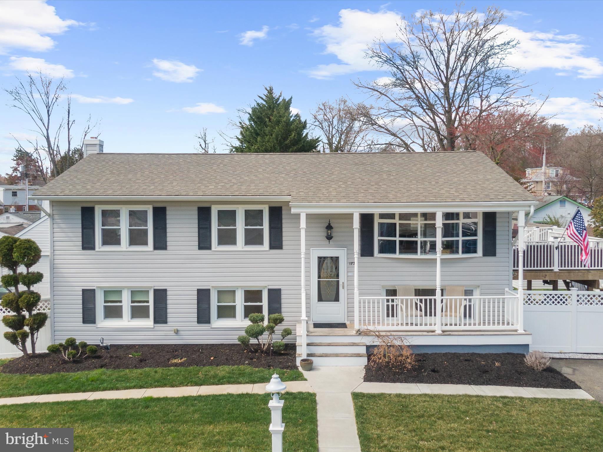 WOODLAND BEACH - Residential