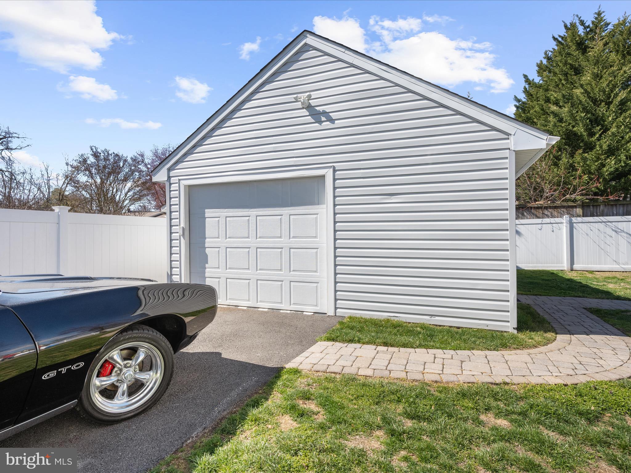 WOODLAND BEACH - Residential