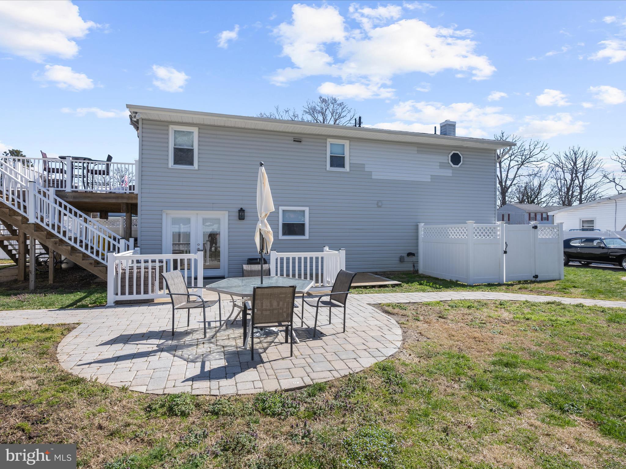 WOODLAND BEACH - Residential