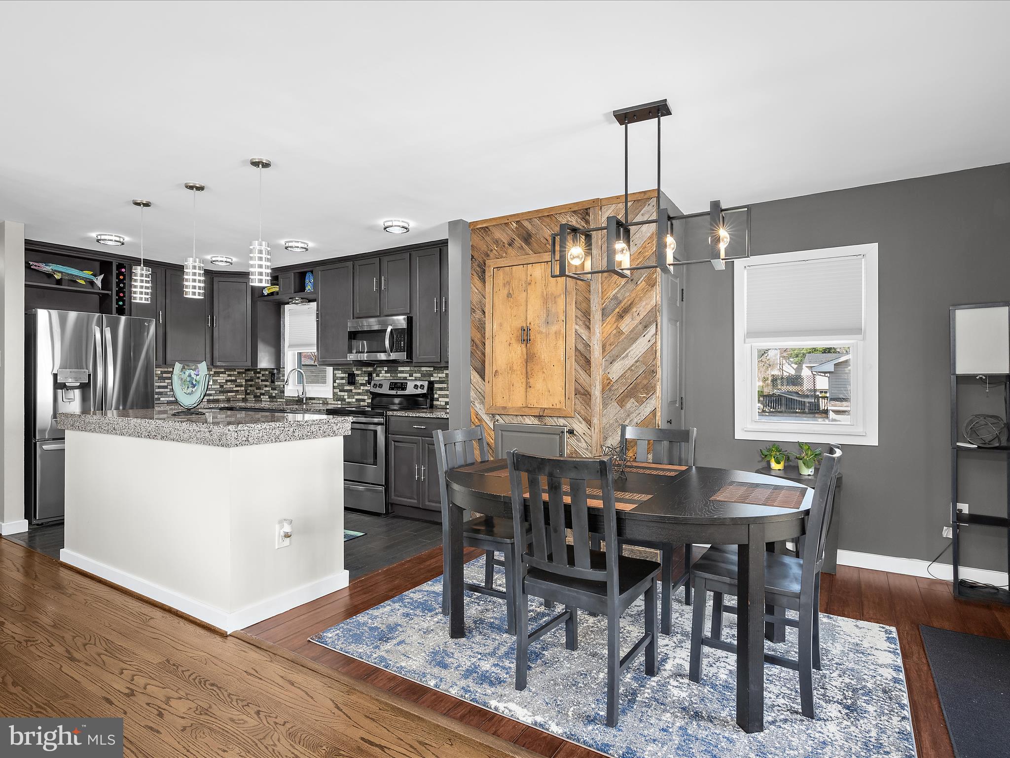 WOODLAND BEACH - Residential