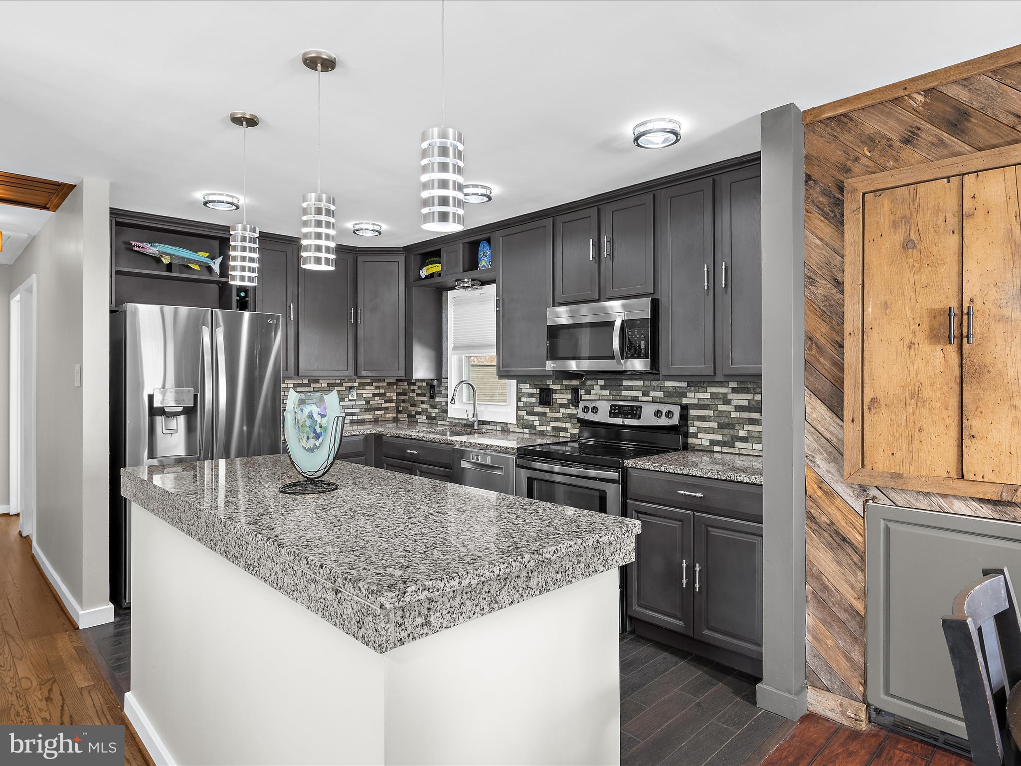 WOODLAND BEACH - Residential