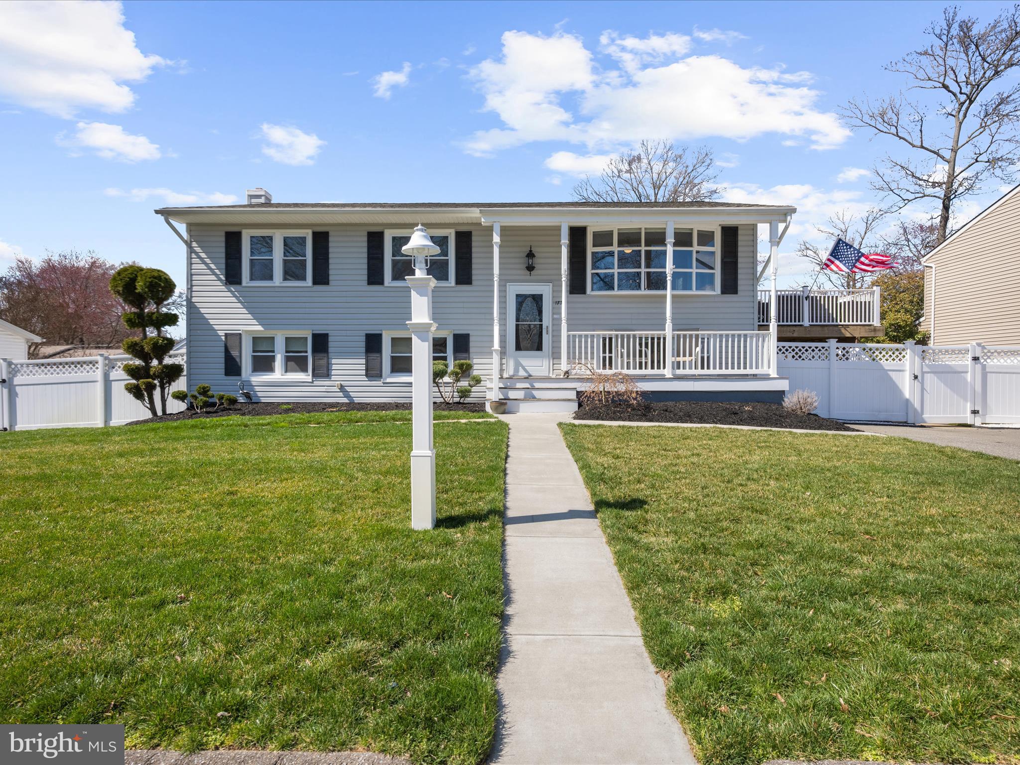 WOODLAND BEACH - Residential