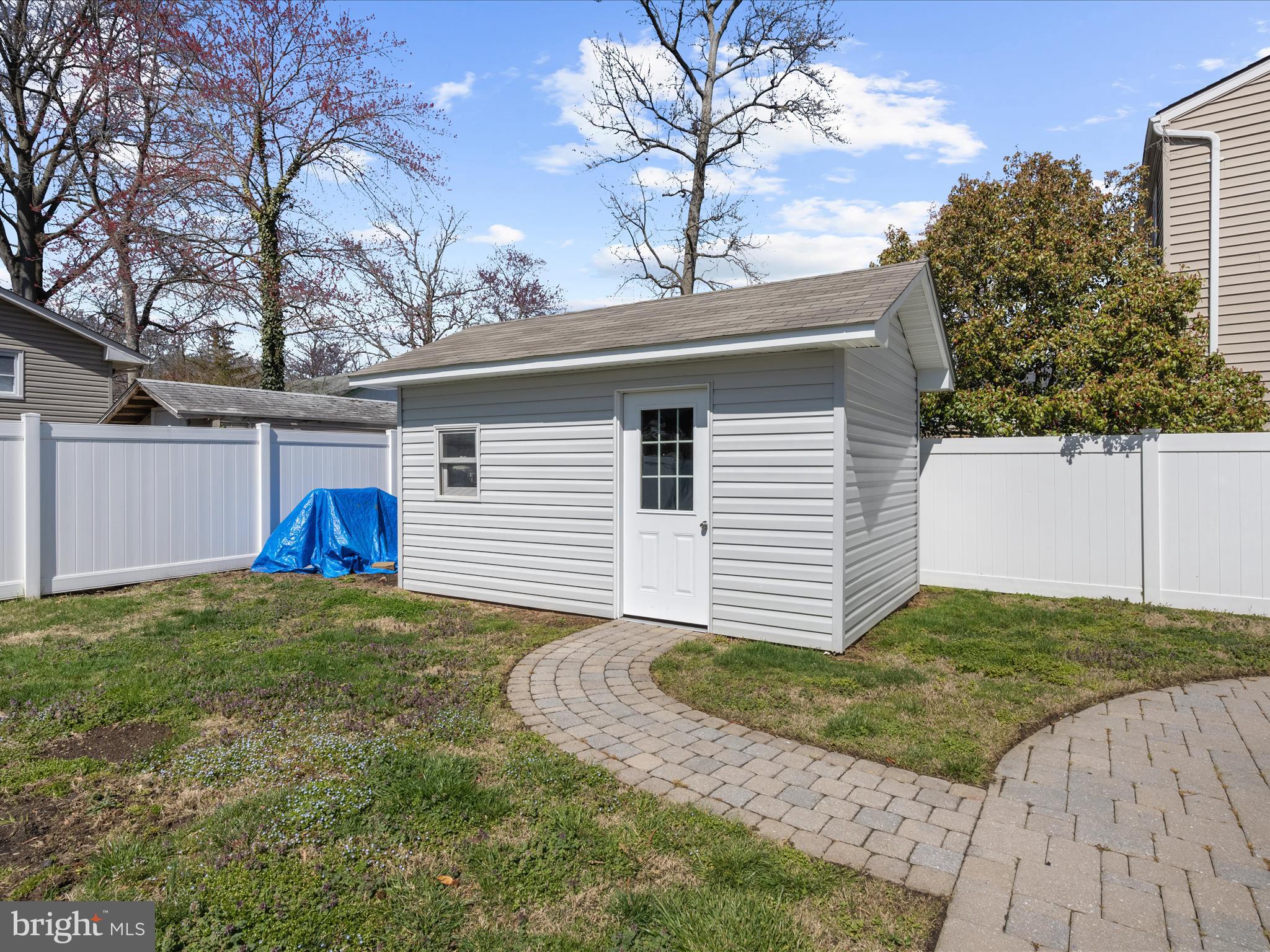 WOODLAND BEACH - Residential