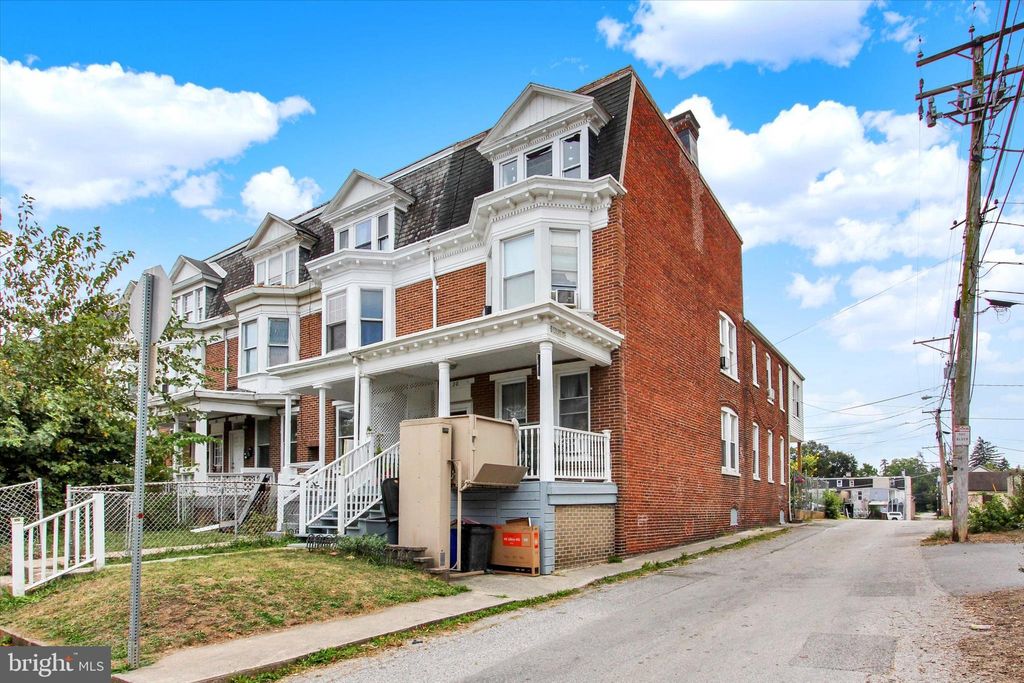 Photo of 30 E Cottage Place, YORK, PA 17401 (MLS # PAYK2090236)