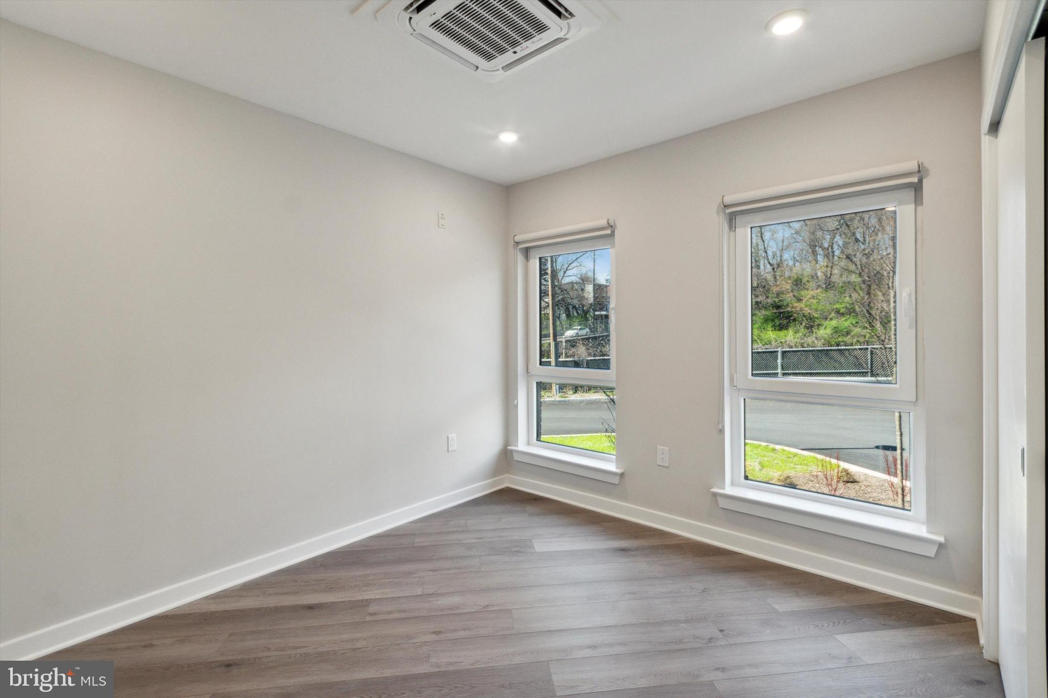 EAST FALLS - Residential Lease