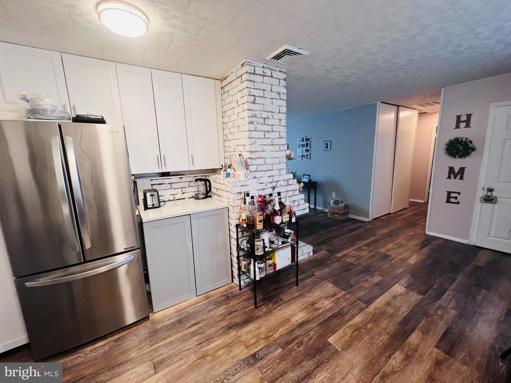 LAKESIDE - Residential Lease