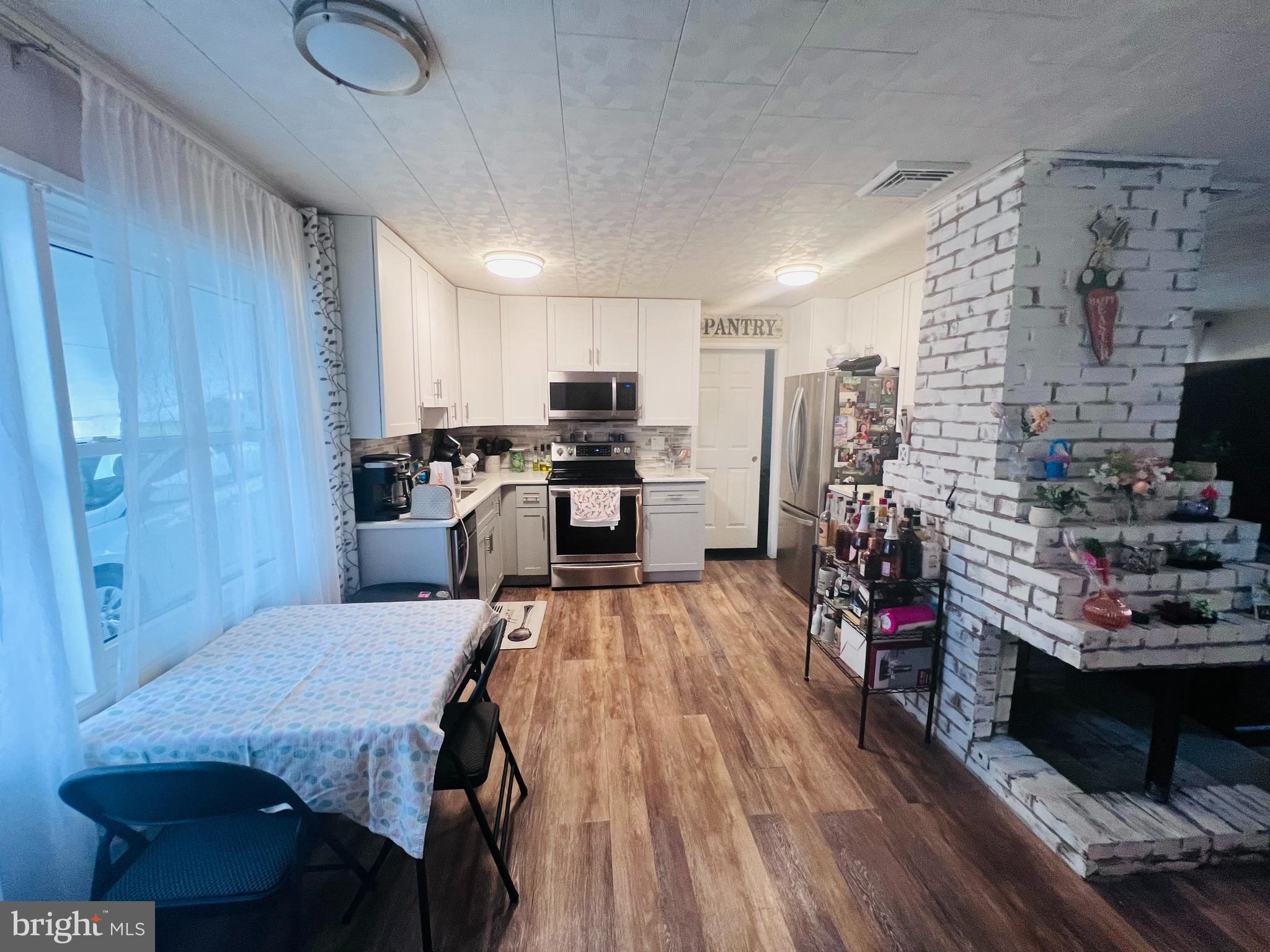 LAKESIDE - Residential Lease