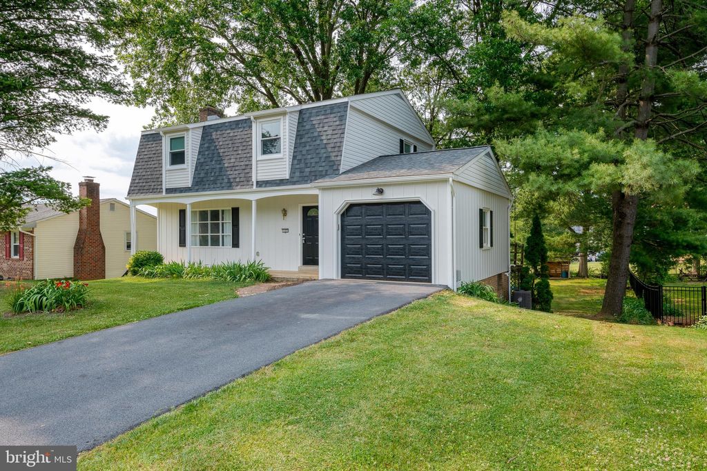 Photo of 137 VICTORIA RD, MILLERSVILLE, PA 17551 (MLS # PALA2033918)