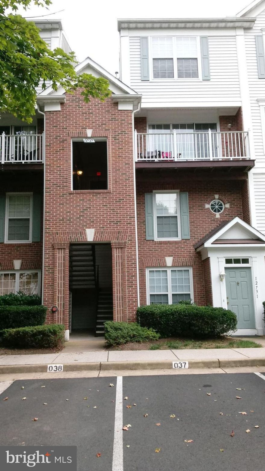 Beautiful, open, spacious and bright! 2 level, 2nd floor condo for rent. CLOSE TO FAIRFAX COUNTY PKWY, 66, AND COMMUTER LOTS! Long term lease preferred, pets welcome on a case by case basis. Rent discount for any lease signed 3 years or more!