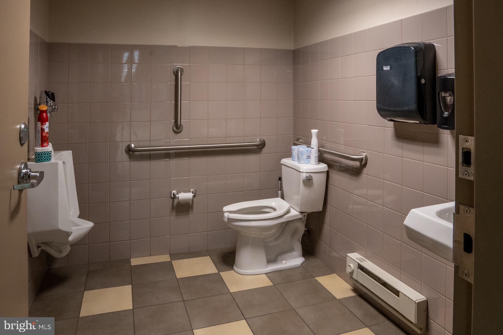 CLIPPER STADIUM BLOCK - Commercial Lease