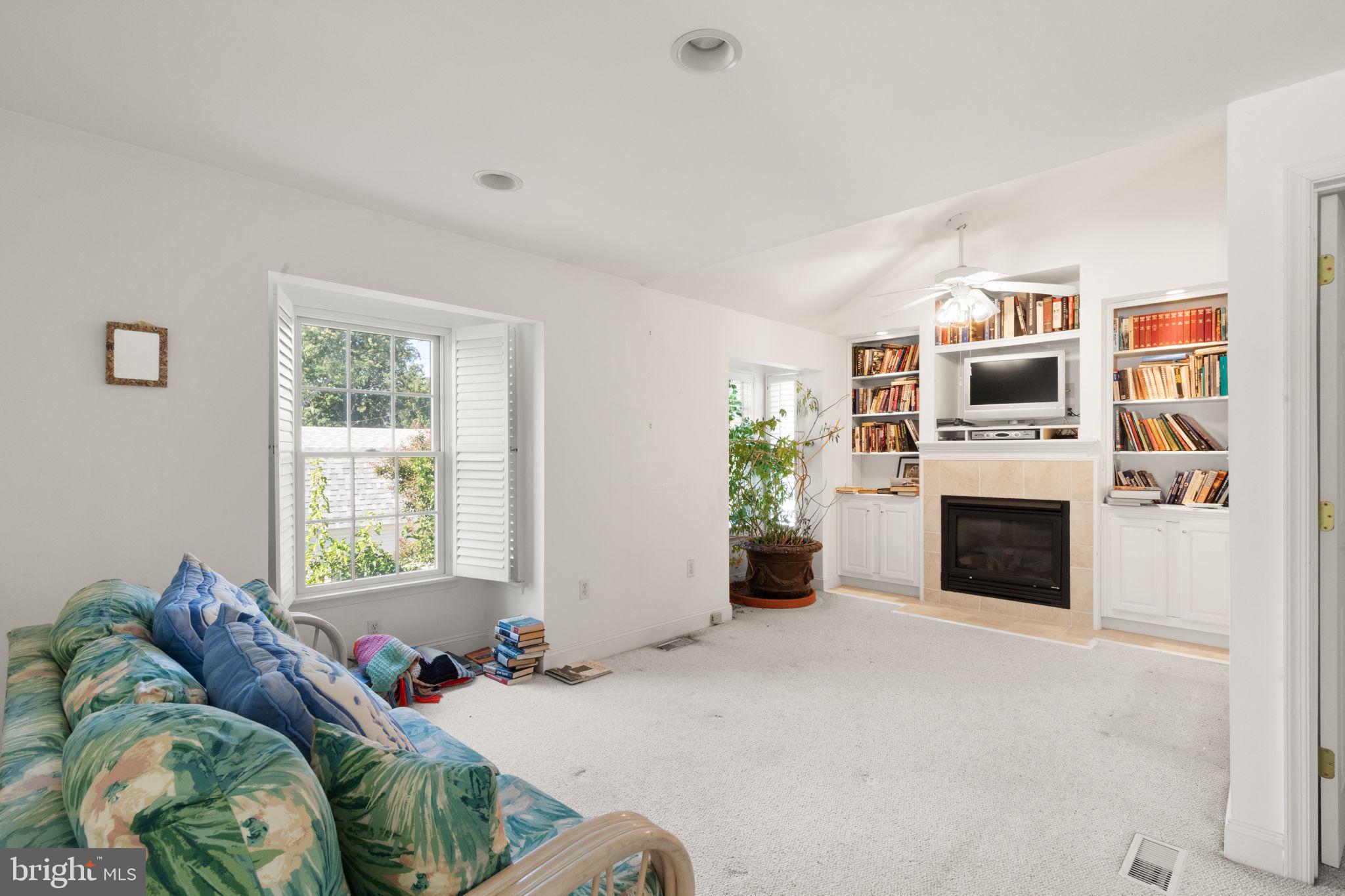 MIDDLE RIVER - Residential