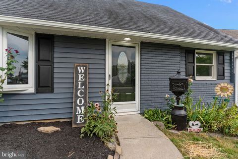 14 IRIS ROAD LEVITTOWN PA 19057