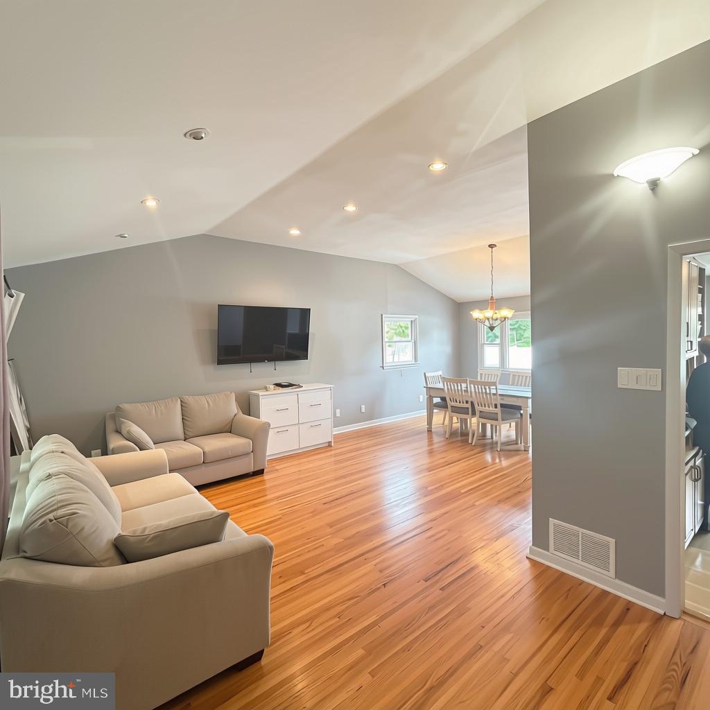 10 WEDGEWOOD DRIVE