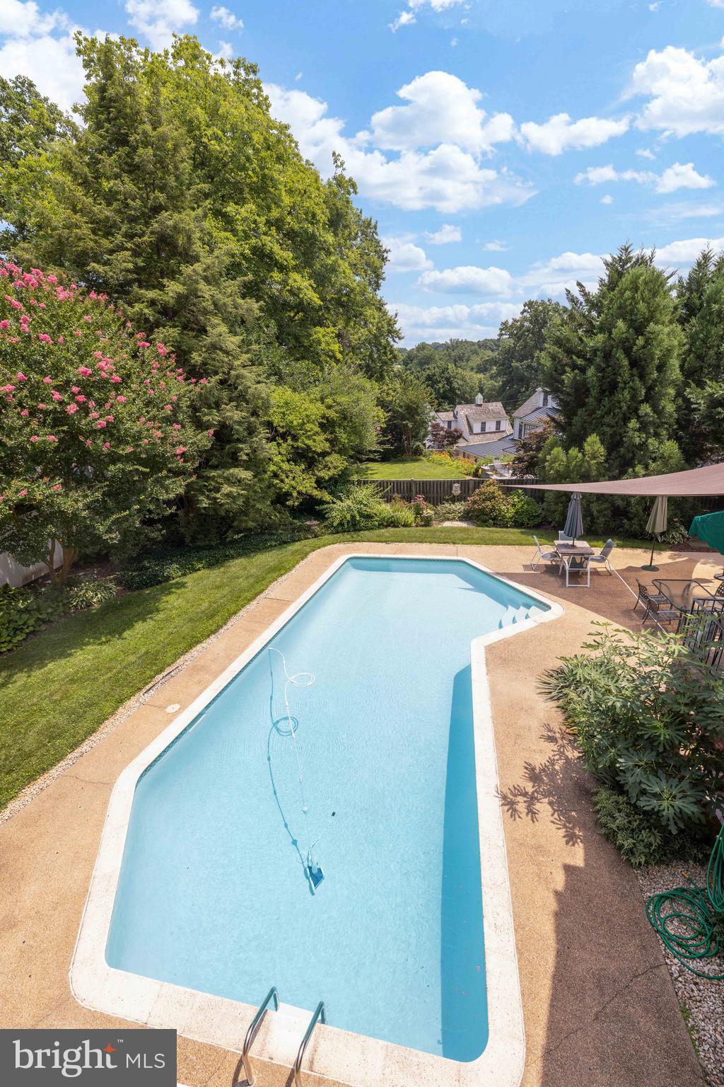 BURNING TREE VIEW - Residential