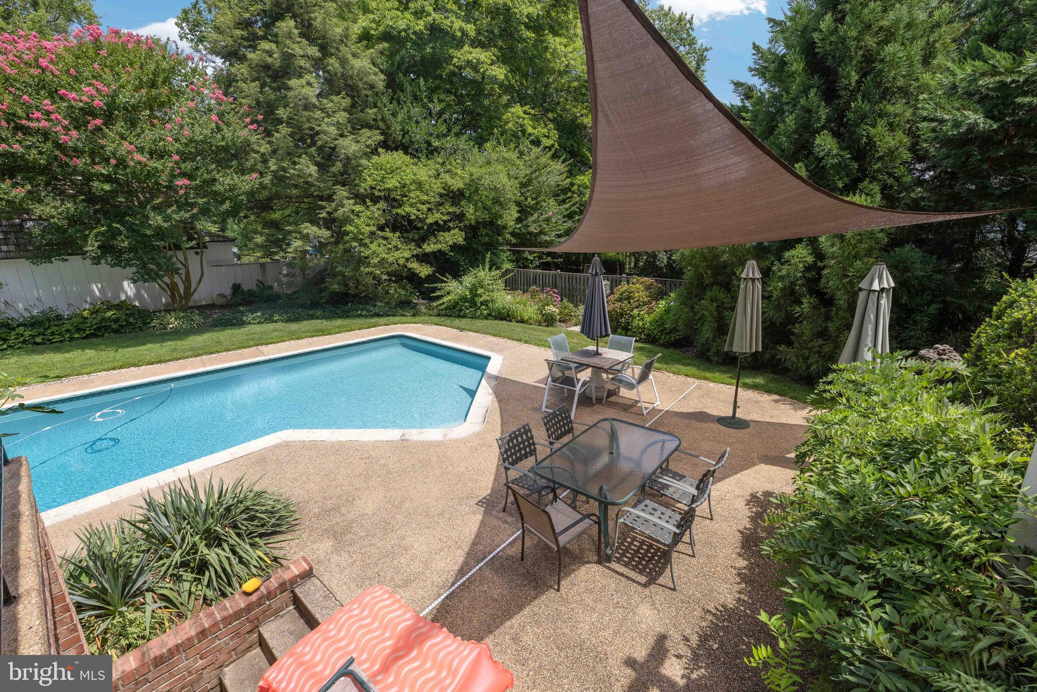 BURNING TREE VIEW - Residential