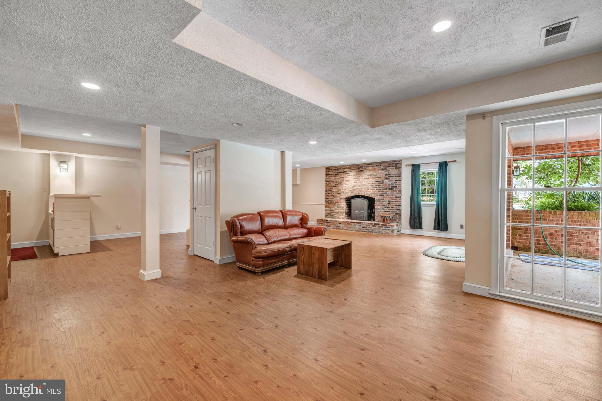 BURNING TREE VIEW - Residential