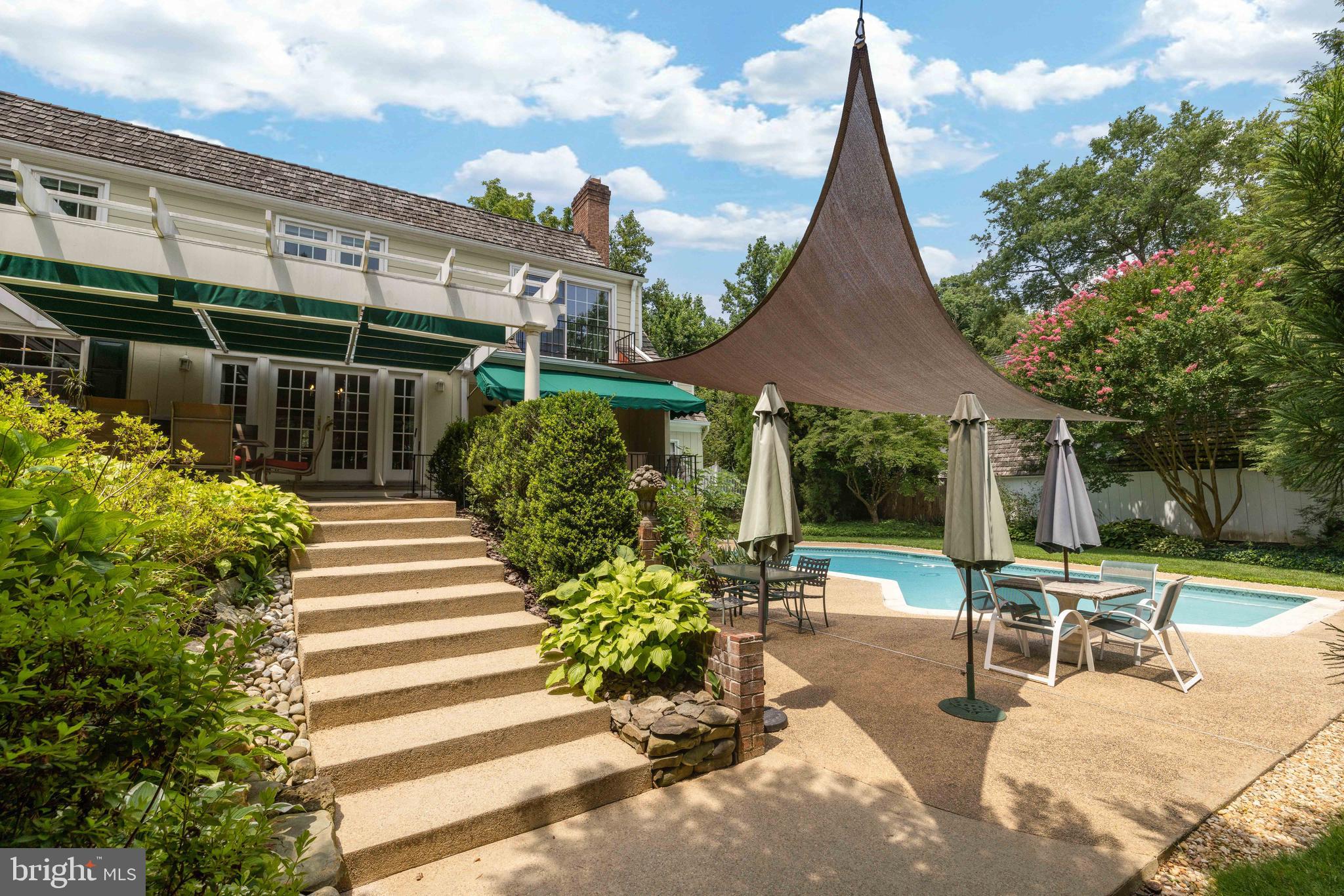 BURNING TREE VIEW - Residential