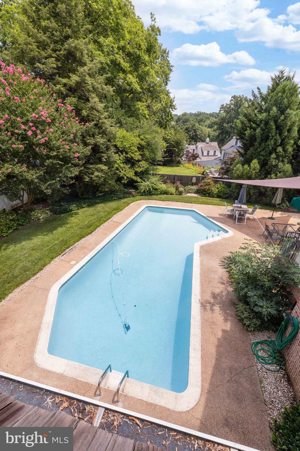 BURNING TREE VIEW - Residential