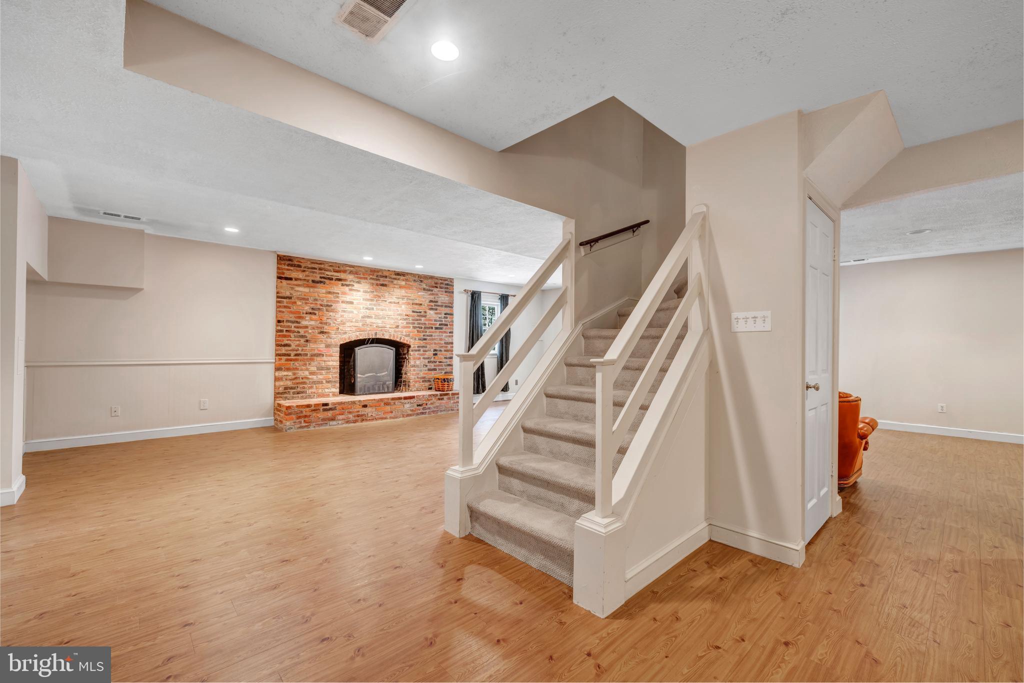 BURNING TREE VIEW - Residential