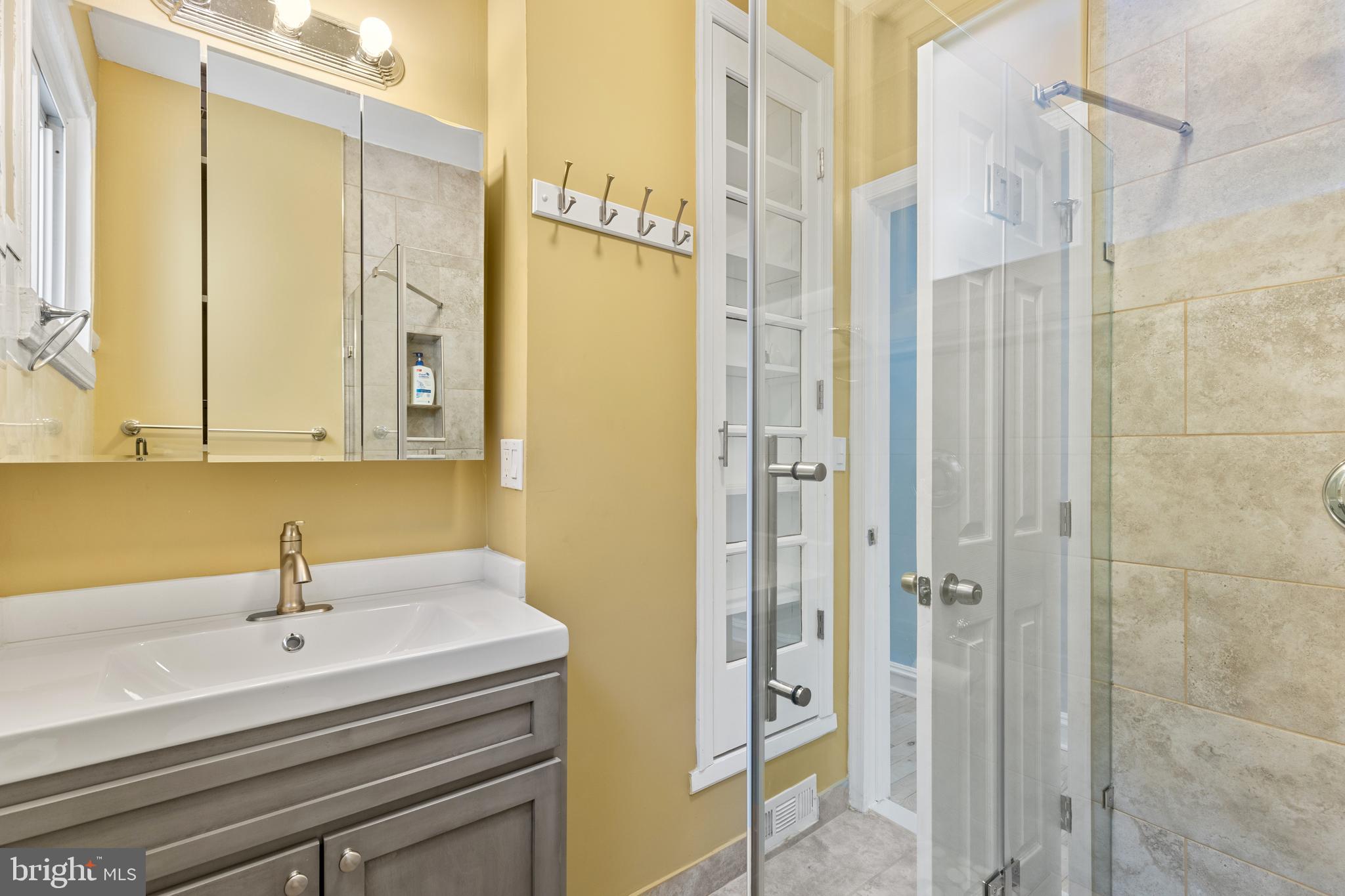 BARCLAY - Residential Lease