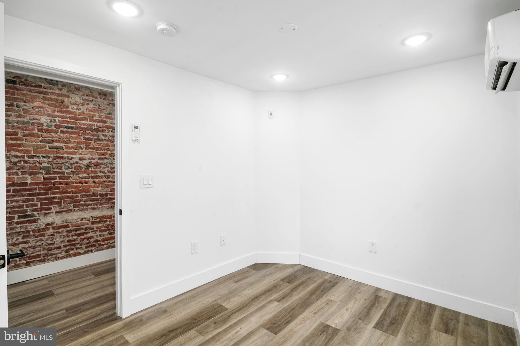 QUEEN VILLAGE - Commercial Sale