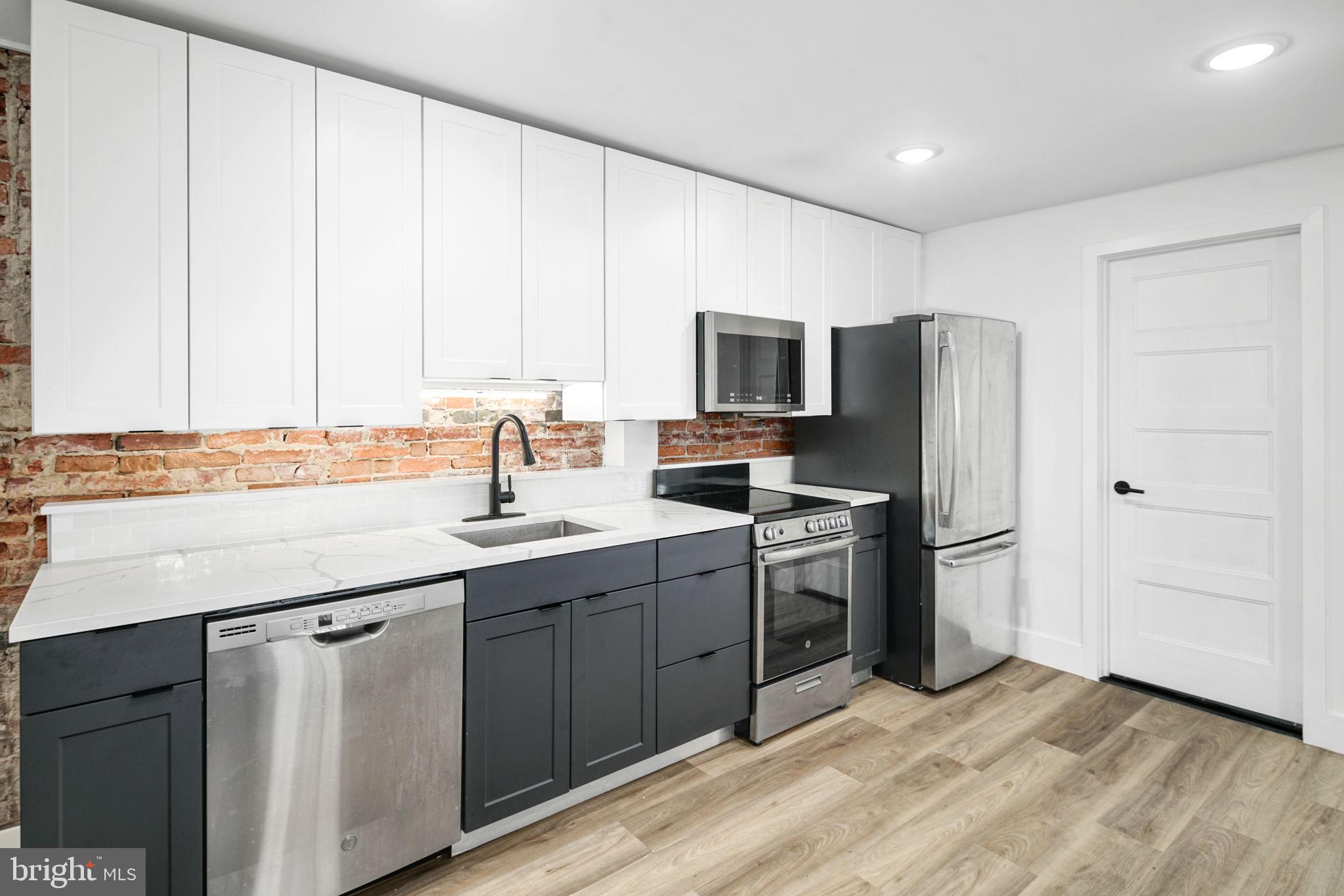 QUEEN VILLAGE - Commercial Sale