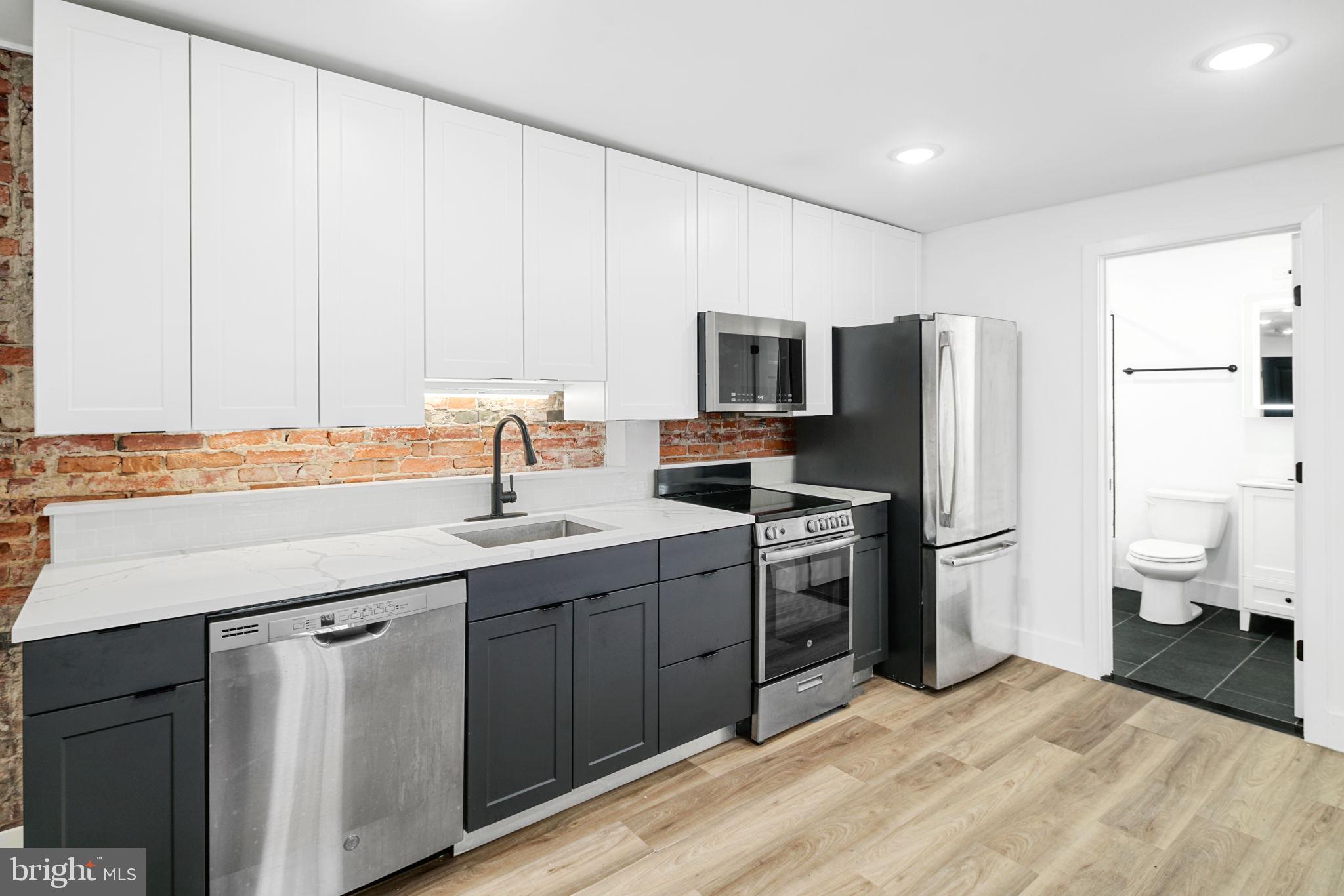 QUEEN VILLAGE - Commercial Sale