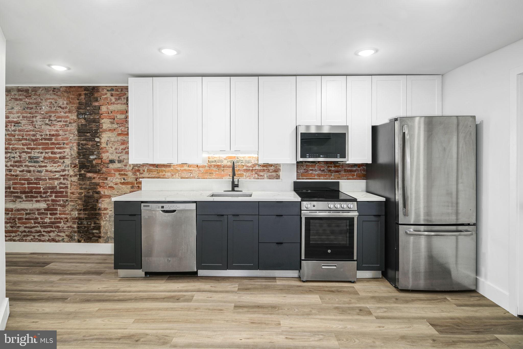 QUEEN VILLAGE - Commercial Sale