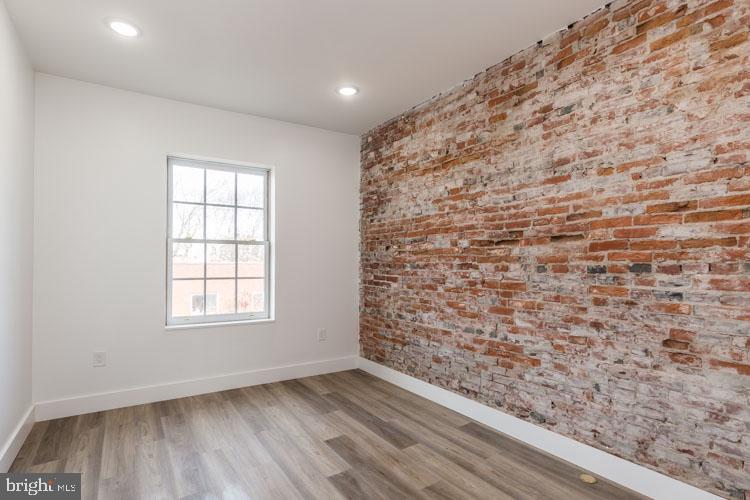 QUEEN VILLAGE - Commercial Sale