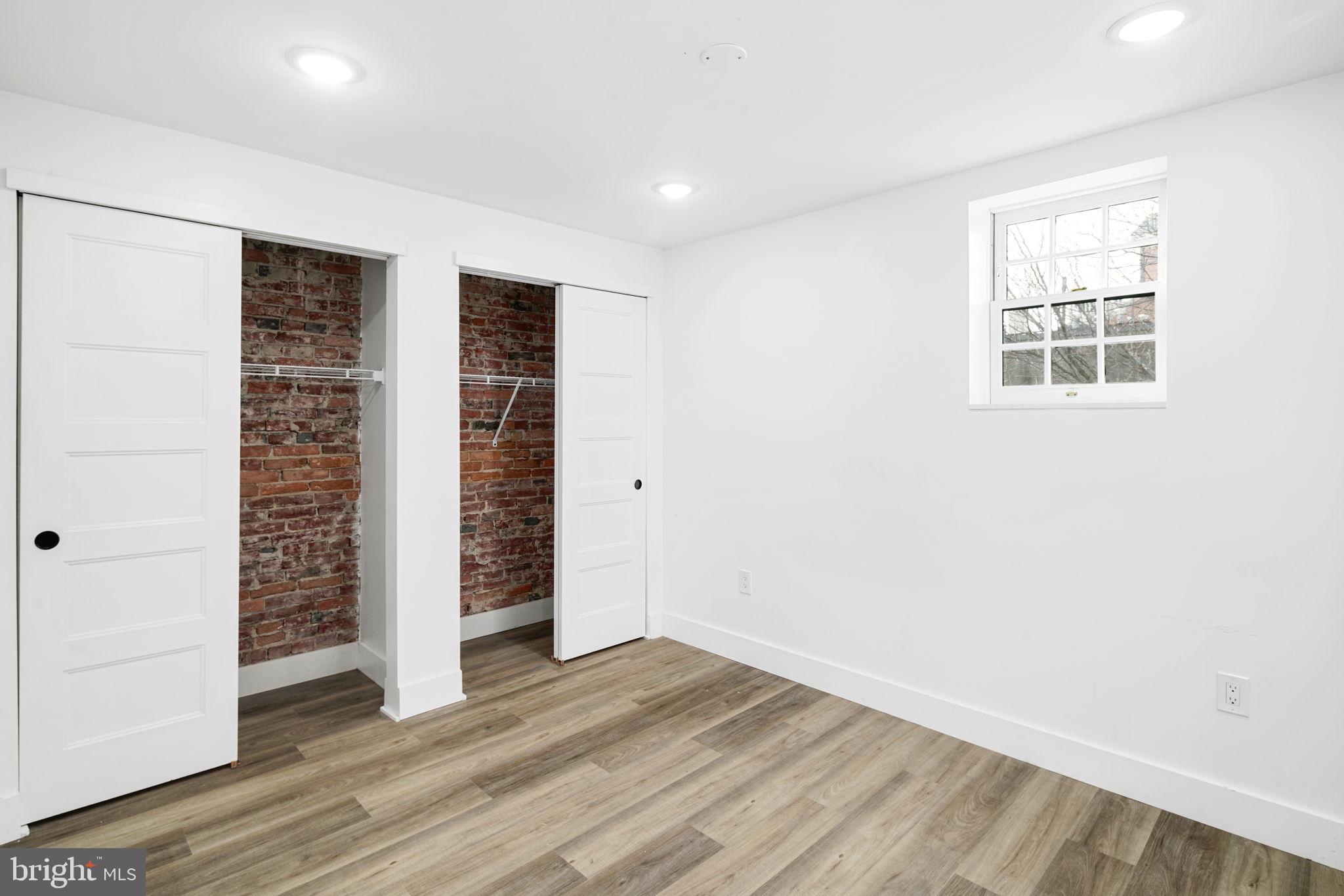 QUEEN VILLAGE - Commercial Sale