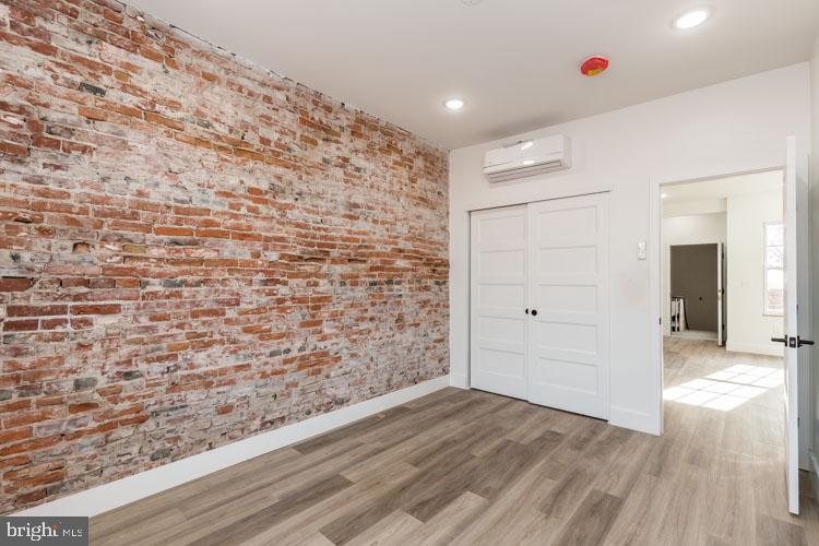 QUEEN VILLAGE - Commercial Sale