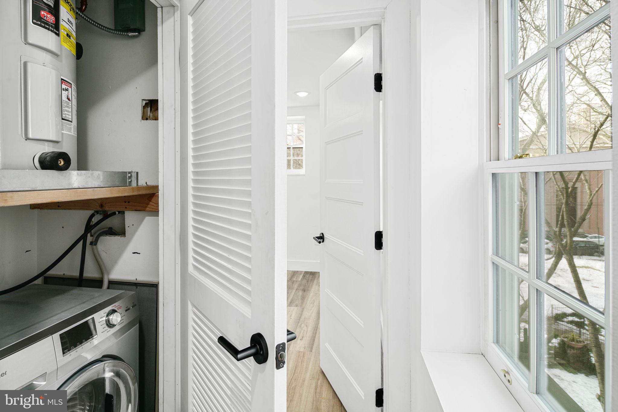 QUEEN VILLAGE - Commercial Sale