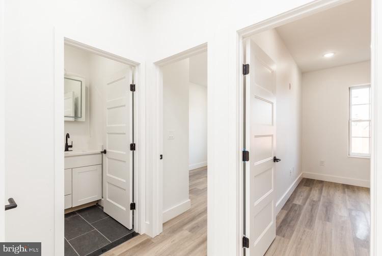 QUEEN VILLAGE - Commercial Sale